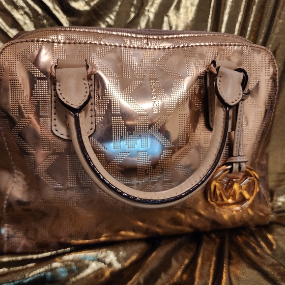 Pre-loved Michael Kors rose gold netallic purse - Picture 3 of 11